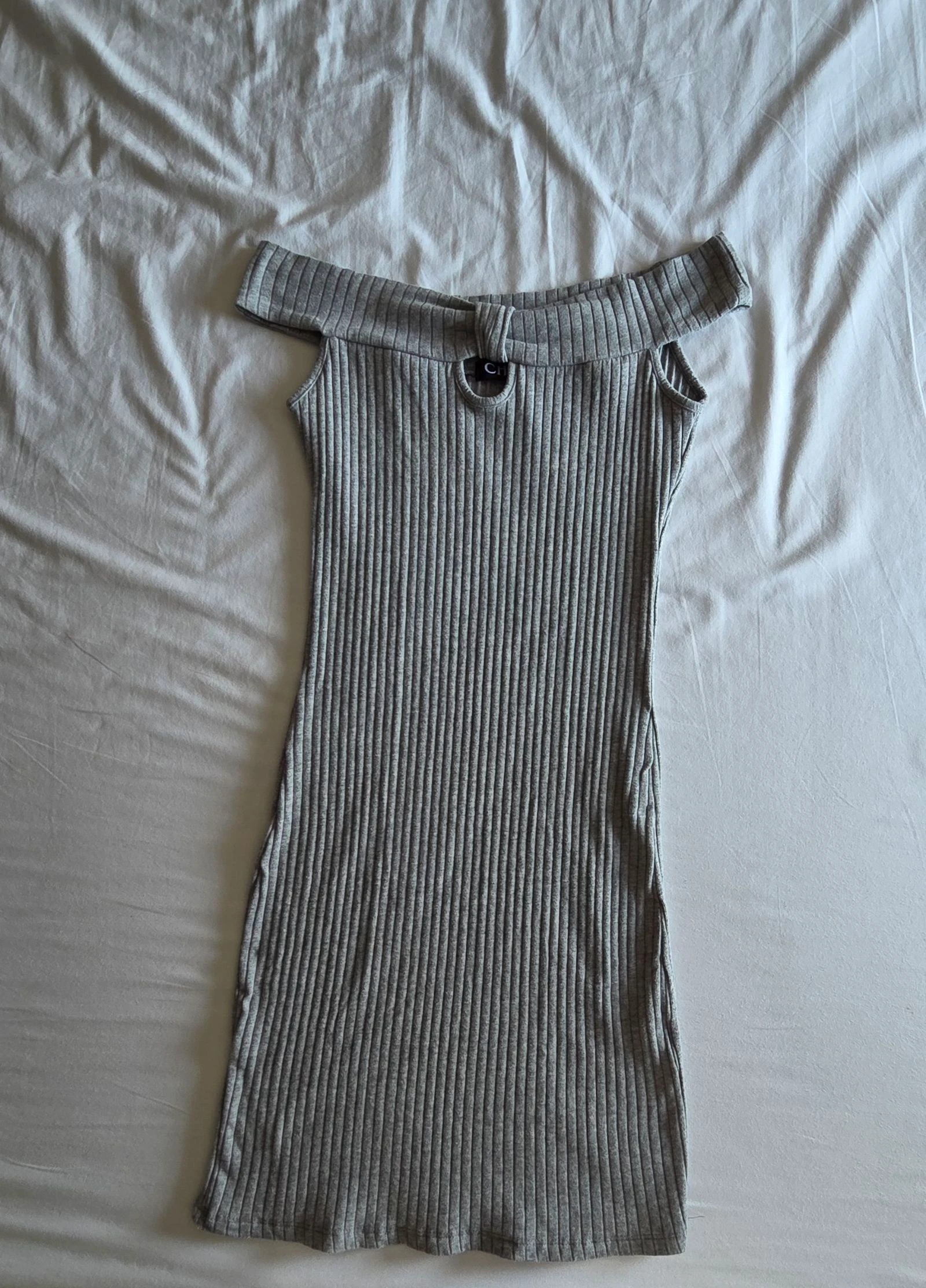 Vestido ajustado gris de punto CH Fashion talla S 36 con hombros descubiertos – photo 2